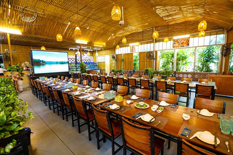 Không gian nhà hàng đặt tiệc rộng rãi