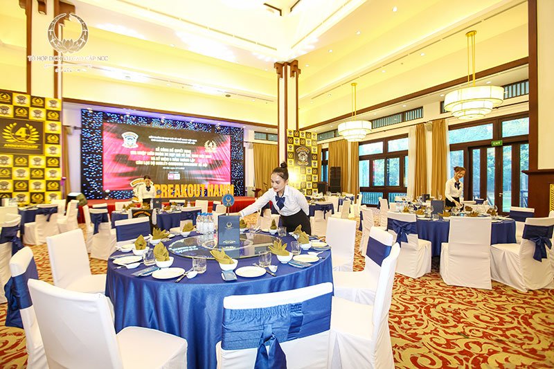 Sảnh tiệc rộng rãi với lối kiến trúc sang trọng, hiện đại