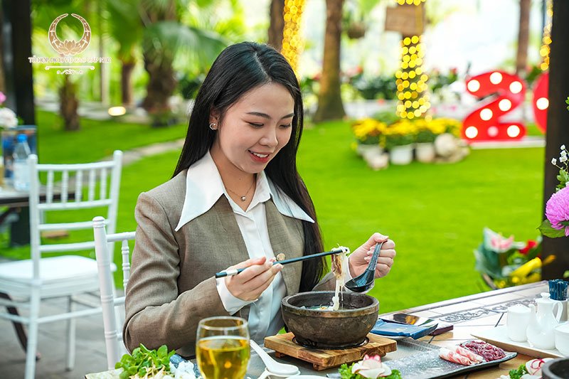 Thưởng thức Phở Bát Đá 37, đặc sản nức tiếng Hà Thành và trải nghiệm trà Shan tuyết cổ thụ