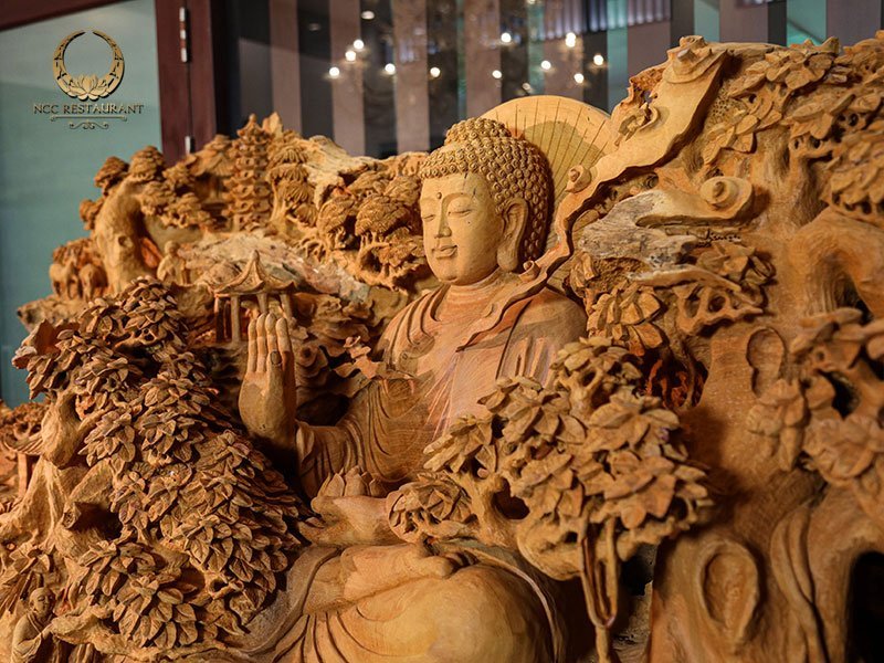 Nhà hàng tại Hà Nội nổi bật với không gian nội thất độc đáo Bộ tượng “Hướng Phật” với chất liệu gỗ Mít