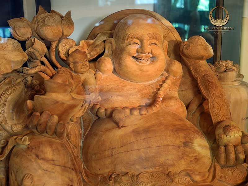 Nhà hàng tại Hà Nội nổi bật với không gian nội thất độc đáo Tượng Phật Di Lặc gỗ Ngọc Am