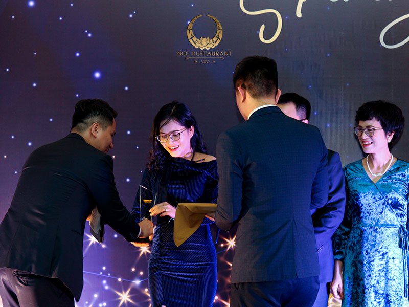 Trao thưởng cho nhân viên có thành tích xuất sắc