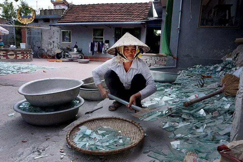 Câu chuyện về cốc bia hơi Hà Nội Cốc vại có giá thành rẻ vì nó được làm thủ công từ thuỷ tinh tái chế